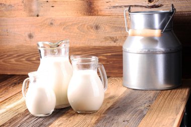 Süt ve süt ahşap bir masa üzerinde bir sürahi.