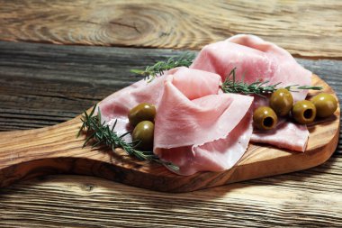 Dilimlenmiş jambon ahşap kesme tahtası üzerinde. Taze prosciutto. Dilimlenmiş domuz jambon.