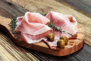 Dilimlenmiş jambon ahşap kesme tahtası üzerinde. Taze prosciutto. Dilimlenmiş domuz jambon.