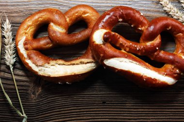 Masada tuz yakın çekim ile Alman simit.
