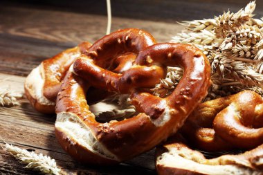 Masada tuz yakın çekim ile Alman simit.