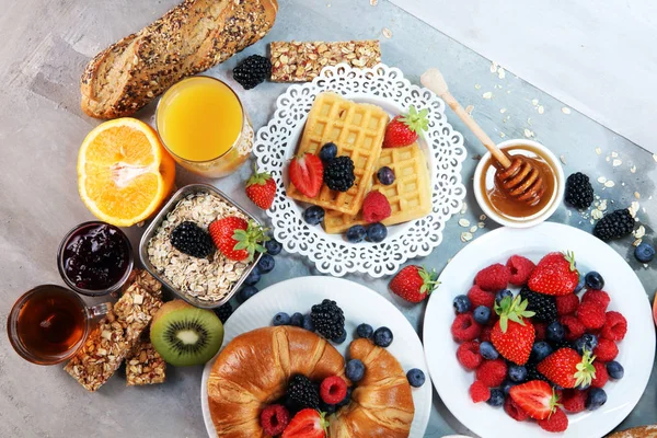 Waffle, kruvasan, kahve ve meyve suyu ile masada Kahvaltı