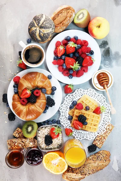 Waffle, kruvasan, kahve ve meyve suyu ile masada Kahvaltı