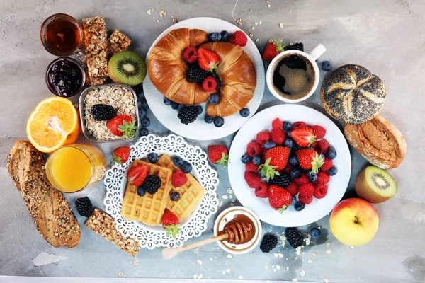 Waffle, kruvasan, kahve ve meyve suyu ile masada Kahvaltı