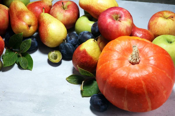 Διάφορα Φρέσκα Φρούτα Ευχαριστιών Κολοκύθας Μήλα Και Αραβοσίτου Ρουστίκ Φόντο — Φωτογραφία Αρχείου