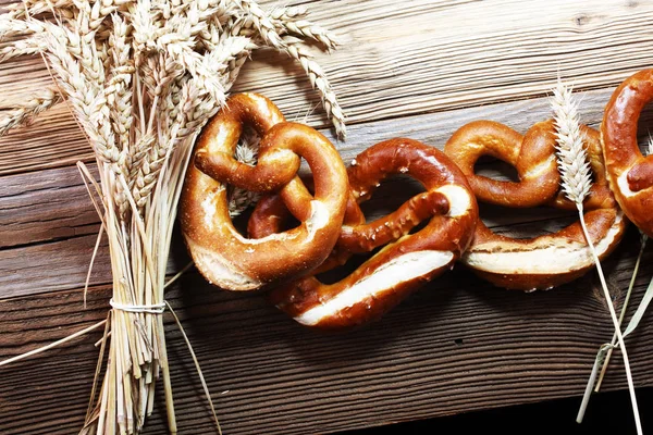 Masada tuz yakın çekim ile Alman simit.