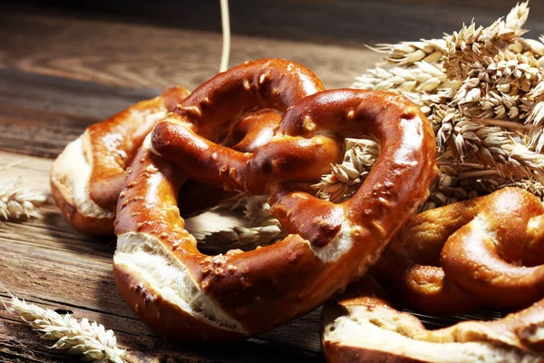 Masada tuz yakın çekim ile Alman simit.