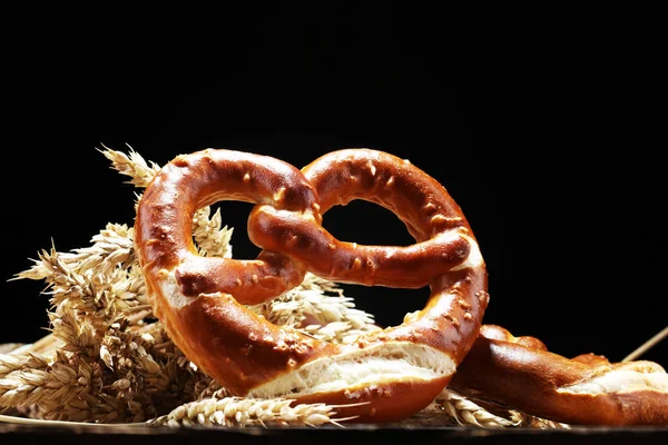 Pretzels Alemães Com Sal Close Sobre Mesa — Fotografia de Stock