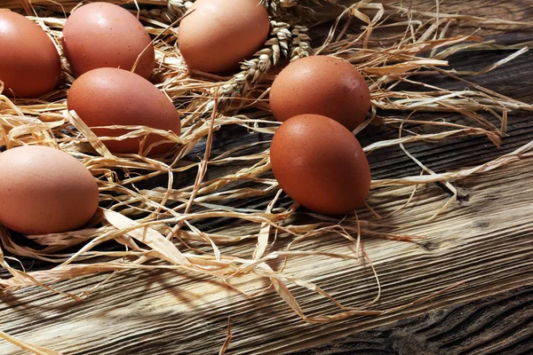Yumurta. Ahşap rustik arka plan üzerinde taze çiftlik yumurtaları.