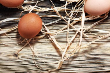 Yumurta. Ahşap rustik arka plan üzerinde taze çiftlik yumurtaları.