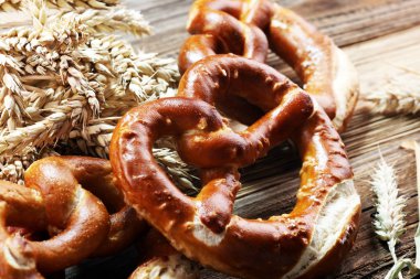 Masada tuz yakın çekim ile Alman simit.