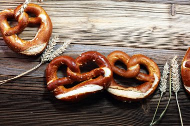 Masada tuz yakın çekim ile Alman simit.