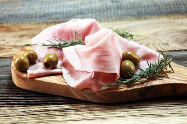 Dilimlenmiş jambon ahşap kesme tahtası üzerinde. Taze prosciutto. Dilimlenmiş domuz jambon.