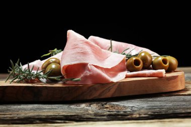 Dilimlenmiş jambon ahşap kesme tahtası üzerinde. Taze prosciutto. Dilimlenmiş domuz jambon.