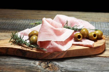 Dilimlenmiş jambon ahşap kesme tahtası üzerinde. Taze prosciutto. Dilimlenmiş domuz jambon.