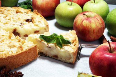 Elmalı elmalı turta veya ev yapımı kek. Lezzletli tatlı elma tart.