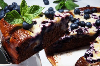 Böğürtlenli turta ya da yaban mersini ile ev yapımı limonlu kek. Lezzletli tatlı üzümlü tart.