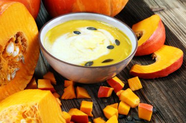 Masada krem ve kabak çekirdeği ile kavrulmuş kabak ve havuç çorbası