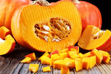 Sonbahar kabak Şükran günü arka plan - rustik masa üzerinde turuncu kabak.