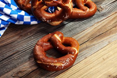 Masada tuz yakın çekim ile Alman simit.
