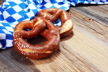 Masada tuz yakın çekim ile Alman simit.