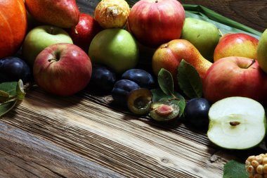 Çeşitli taze meyve. Şükran kabak, elma ve rustik arka plan üzerinde Mısır