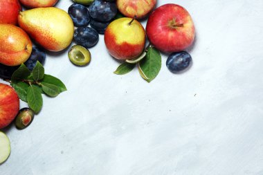 Çeşitli taze meyve. Şükran günü elma ve armut rustik arka plan üzerinde