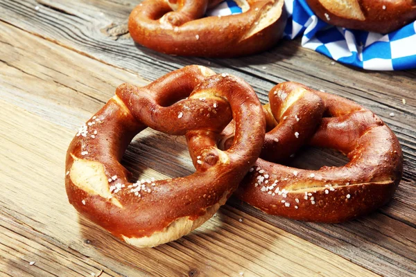 Pretzel Tedeschi Con Primo Piano Sale Sul Tavolo — Foto Stock