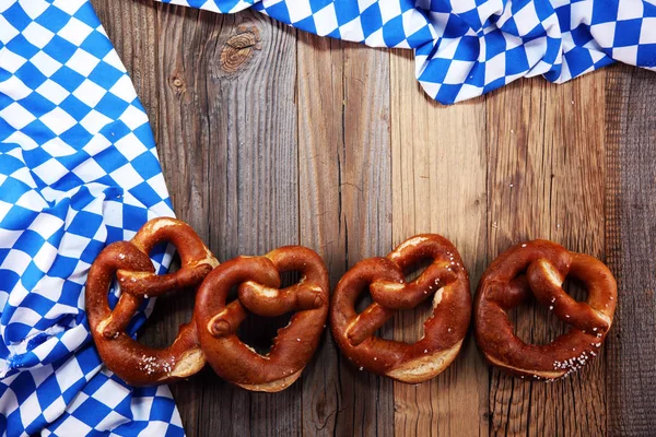 Pretzels Alemães Com Sal Close Sobre Mesa — Fotografia de Stock