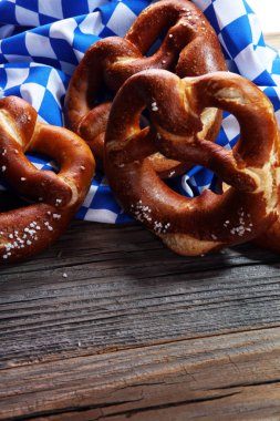 Masada tuz yakın çekim ile Alman simit.