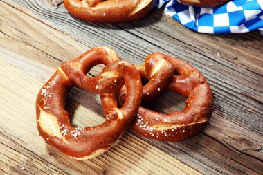 Masada tuz yakın çekim ile Alman simit.