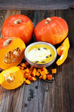 Masada krem ve kabak çekirdeği ile kavrulmuş kabak ve havuç çorbası