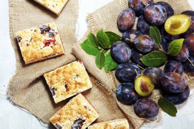 Ahşap arka planda erikli, rustik erikli kek.