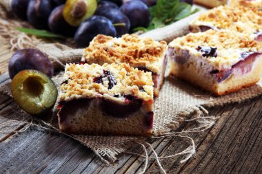 Ahşap arka planda erikli, rustik erikli kek.