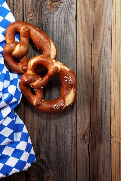 Pretzels Alemães Com Sal Close Sobre Mesa — Fotografia de Stock