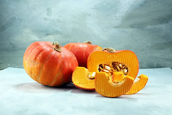 秋カボチャ感謝祭背景 素朴なテーブルの上のオレンジ色のカボチャ — ストック写真