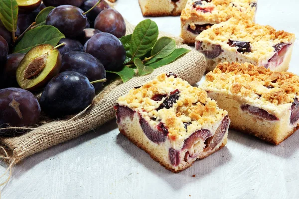 Rustikale Zwetschgenkuchen Auf Hölzernem Hintergrund Mit Pflaumen Herum — Stockfoto