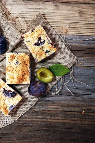 Gâteau Aux Prunes Rustique Sur Fond Bois Avec Des Prunes — Photo