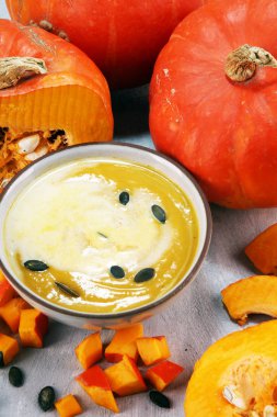 Masada krem ve kabak çekirdeği ile kavrulmuş kabak ve havuç çorbası
