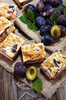 Ahşap arka planda erikli, rustik erikli kek.