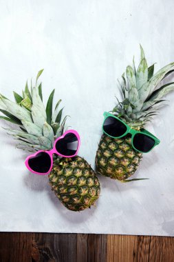 ananas rustik arka plan üzerinde güneş gözlüğü ile