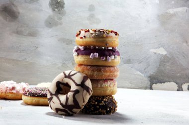 Çikolatalı donutlar, pembe jöleli ve şekerli çörekler..