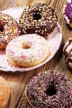 Çikolatalı donutlar, pembe jöleli ve şekerli çörekler..