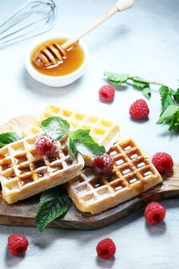 Taze nane, şeker ve ahududu ile geleneksel Belçika Waffle