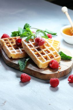 Taze nane, şeker ve ahududu ile geleneksel Belçika Waffle