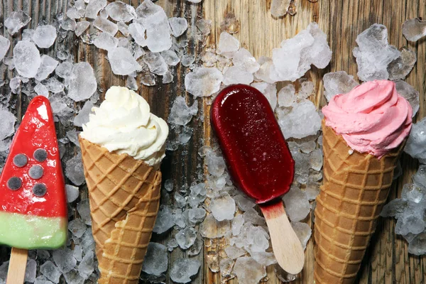 Glass Waffle Cone Och Jordgubb Hallon Och Choklad Softice Grädde — Stockfoto