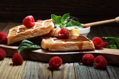 Taze nane, şeker ve ahududu ile geleneksel Belçika Waffle