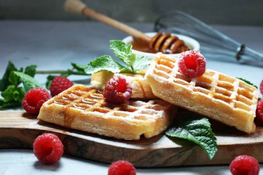 Taze nane, şeker ve ahududu ile geleneksel Belçika Waffle