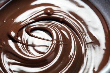 Eriyen çikolata, şekerleme krema pralin için erimiş lezzetli çikolata.