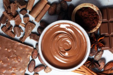 Eriyen çikolata ya da bir çikolata girdap ile eritilmiş çikolata. Birçok yığını ve toz ile fiş